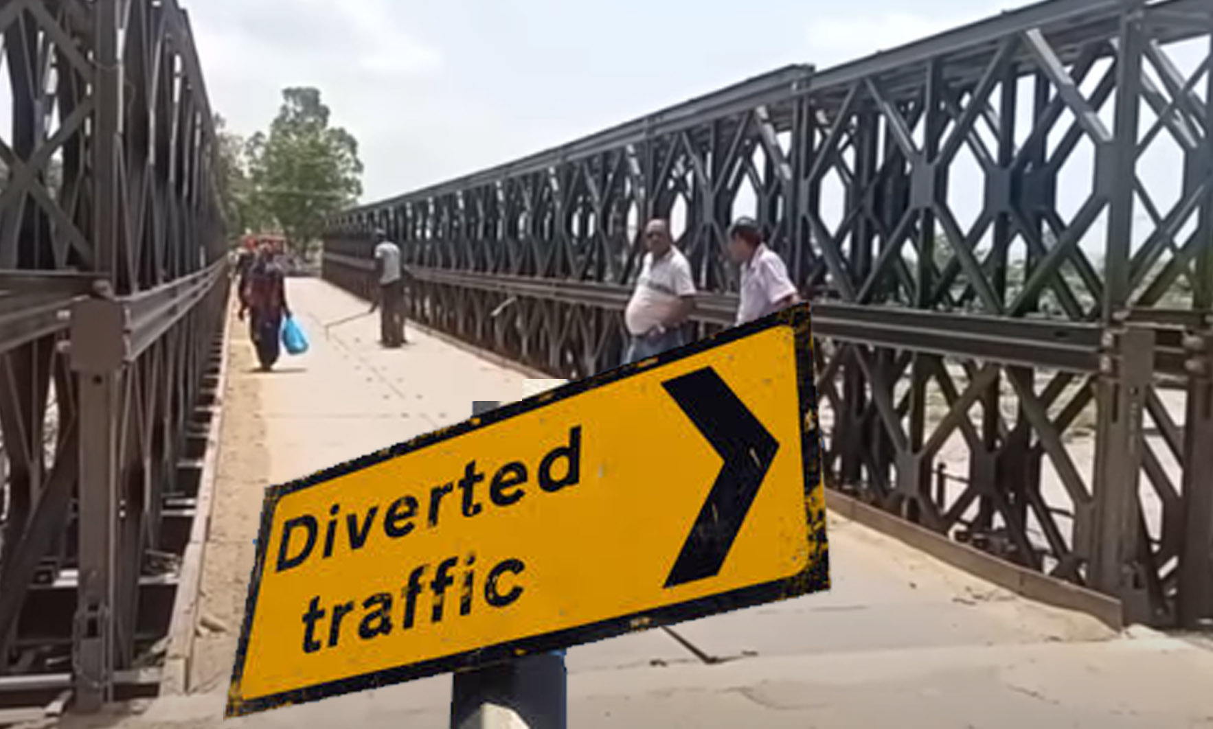Vehicle movement on Rampur Bridge stopped, traffic diverted from Chandra Lok Colony.